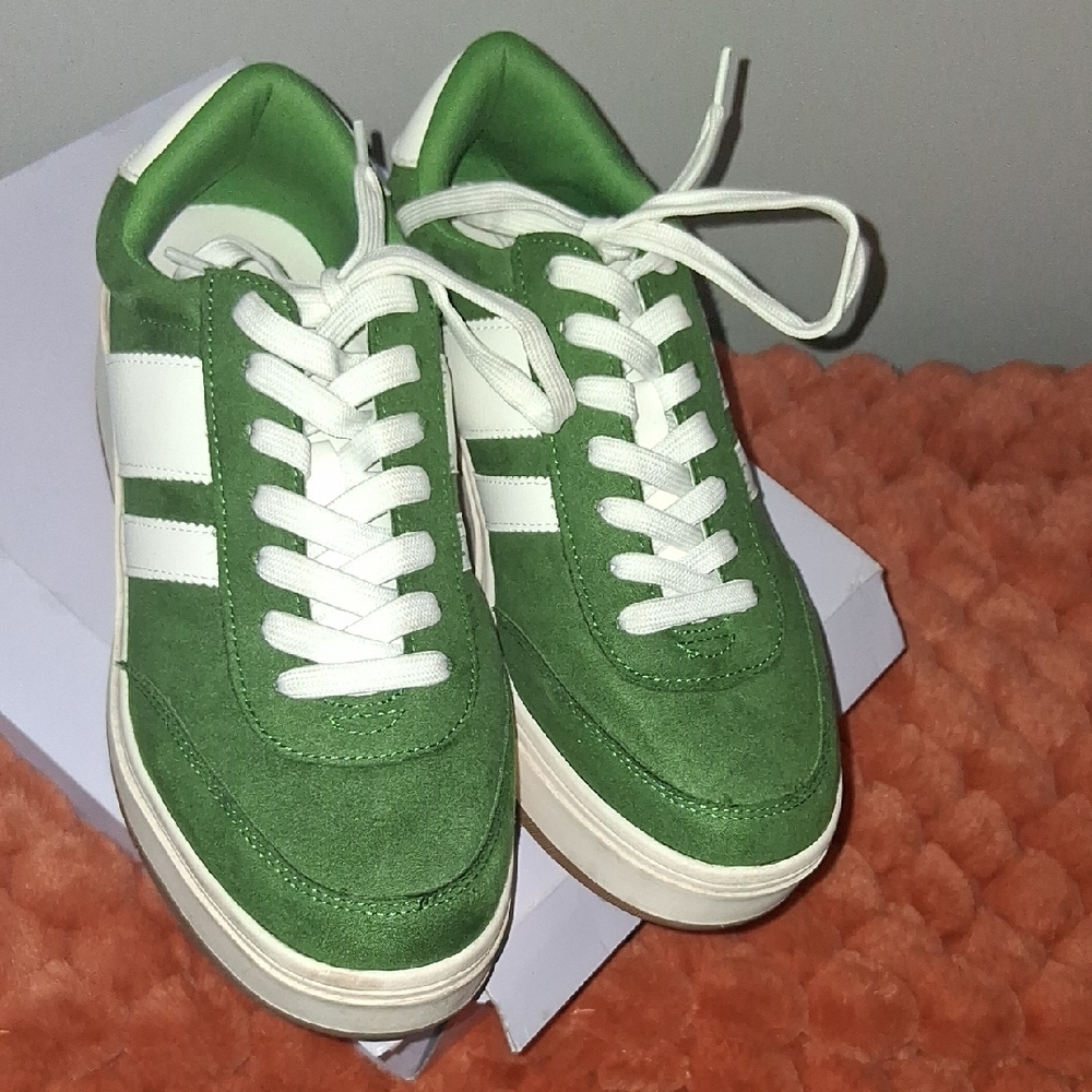 Madden Girl Green and White Sneakers. 9.5 - Picture 3 of 8